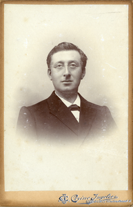 104863 Portret van J.H. Gunning, geboren 1858, Hervormd predikant te Utrecht (1894-1913), overleden 1940. Borstbeeld ...